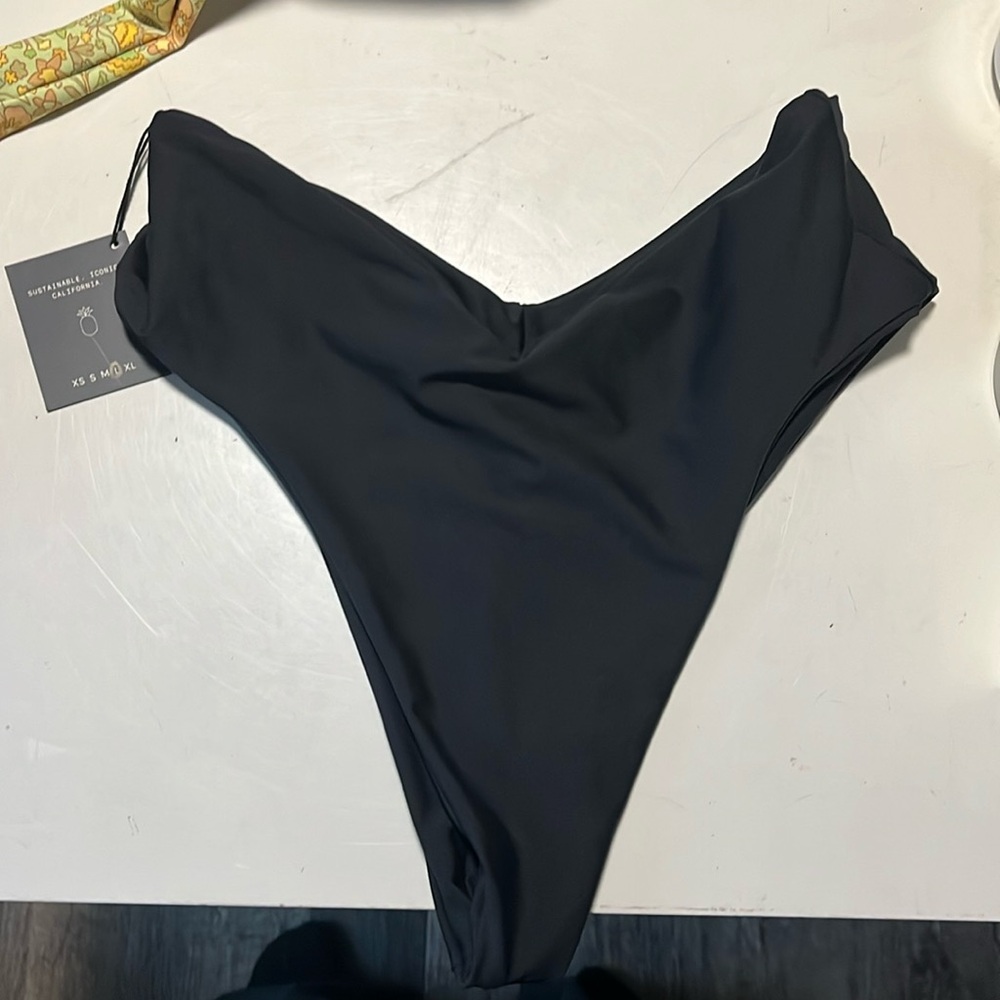 Skatie bathing suit black bottoms never worn new with tags! Size large